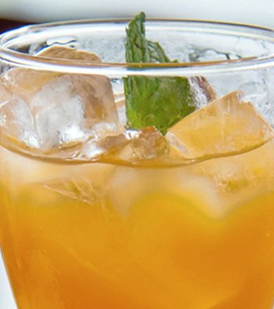 Agua de mango con arandanos