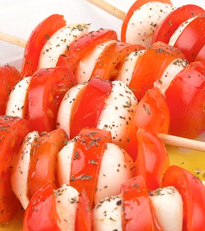 Brochetas de queso y tomate