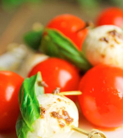 Brochetas de tomate cherry, panela y albahaca