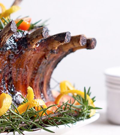 Corona de cerdo al horno con salsa agridulce de chabacano