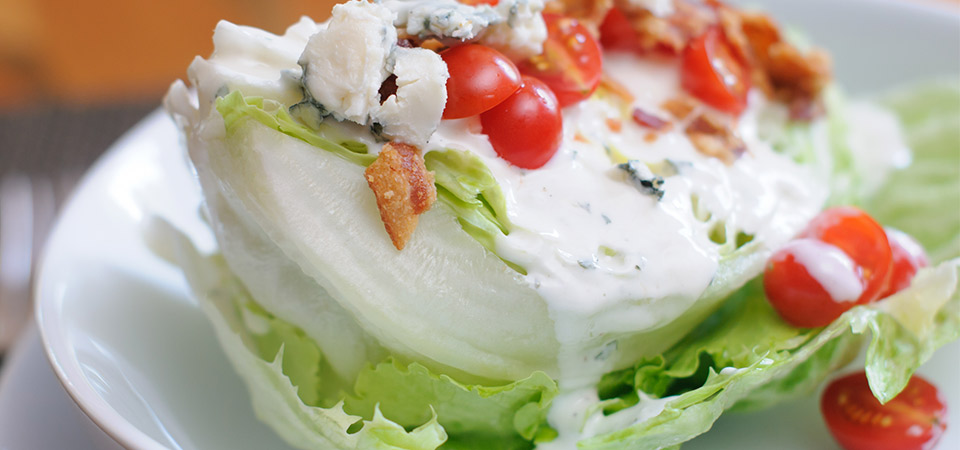 Cuartos de Lechuga a la Parrilla con Tocino y Queso Azul