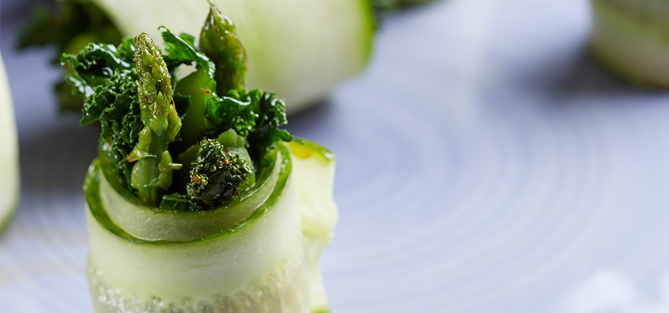 Enrollados de pepino con aguacate, espárragos y kale