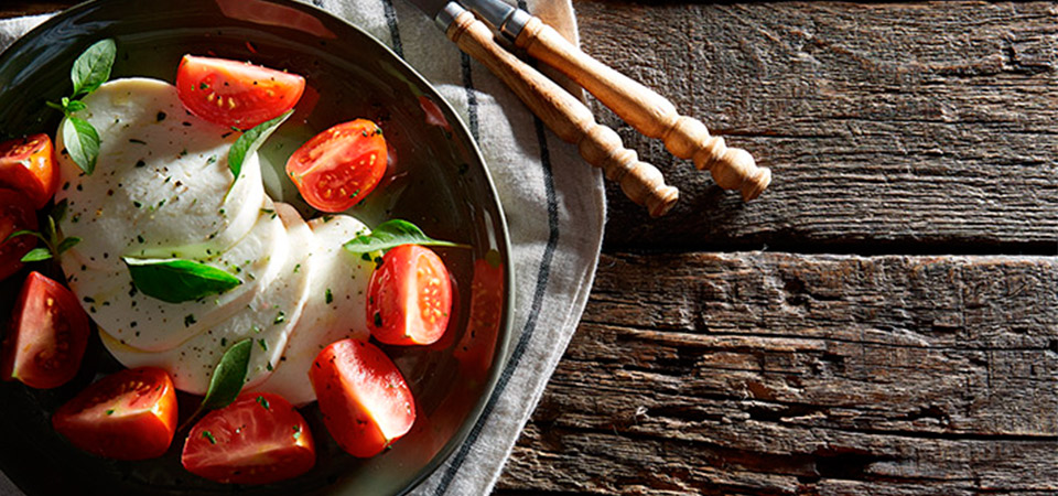 Ensalada caprese con tomates mixtos