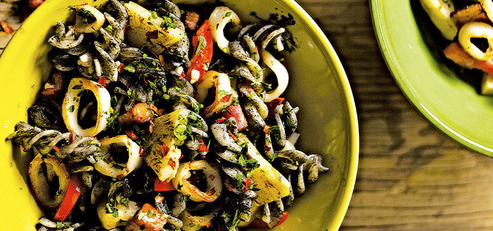 fusilli con salsa de tinta de calamar picante