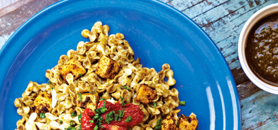 Pasta con pesto de nuez y tomates deshidratados