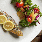 sardina empapelada con ensalada de kale col y mandarina