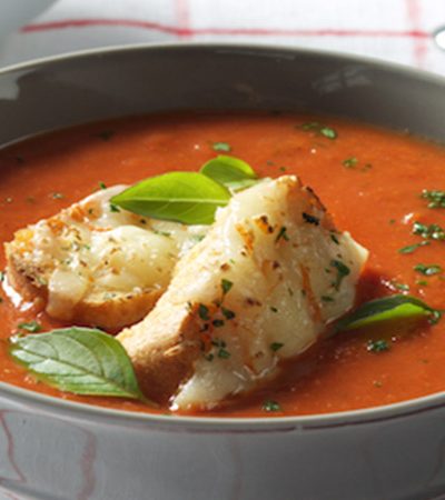 Sopa de Tomates con Albahaca y Queso Gratinado
