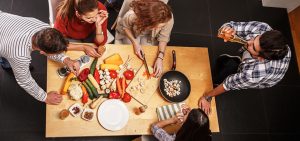 Cocinando en casa con tus amigos