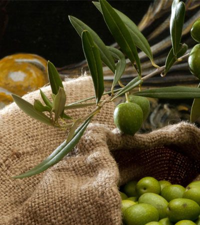Beneficios del aceite de oliva y 3 alimentos para dormir bien