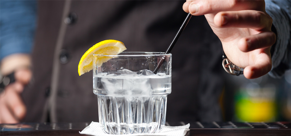 Viernes en la noche pero…atrás de la barra