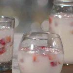 Agua de horchata con fresas y coco