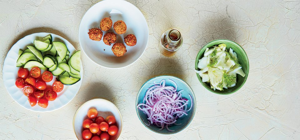 ensalada griega con falafel