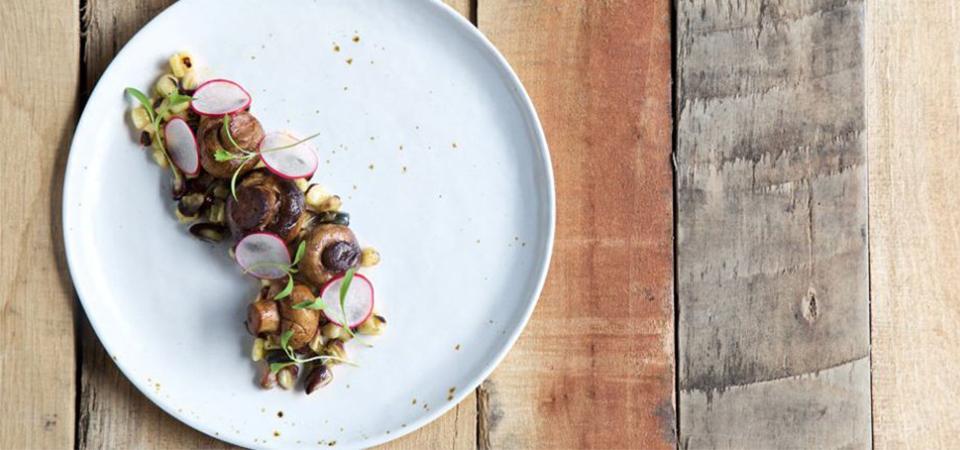 Ensalada de hongos a la parrilla con maíz y vinagreta de cítricos