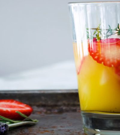 Agua de naranja, fresas y tomillo