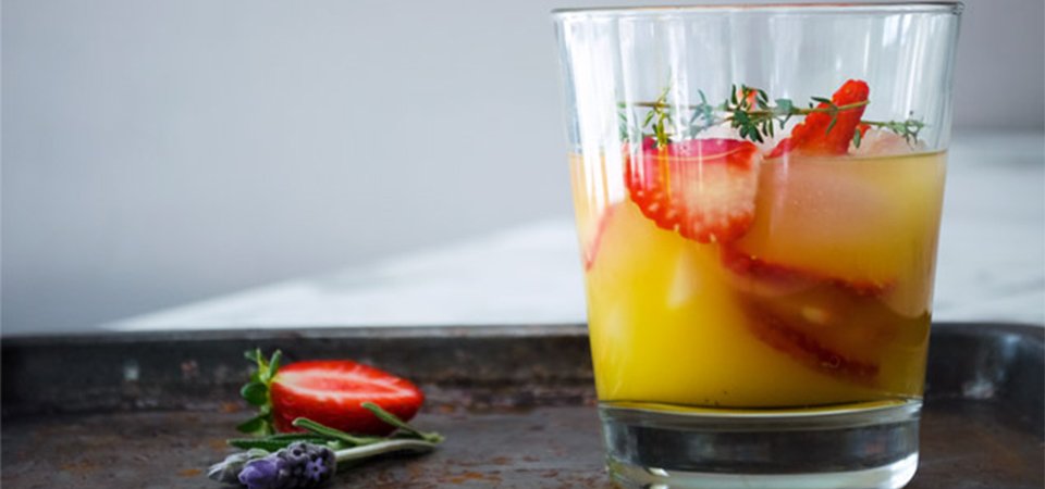 Agua de naranja, fresas y tomillo