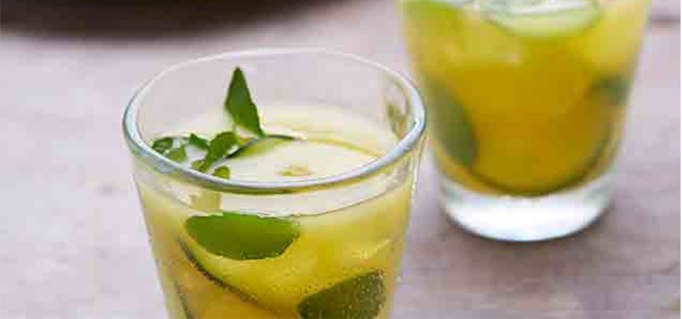 Agua de naranja con pepino y menta