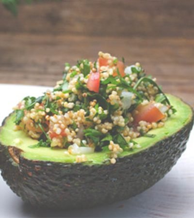 Aguacates rellenos de tabbouleh de amaranto