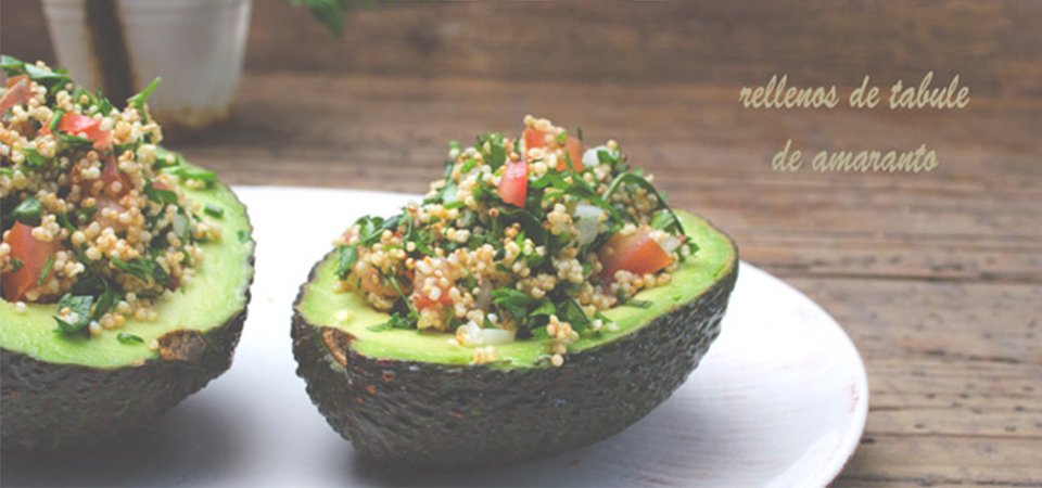 Aguacates rellenos de tabbouleh de amaranto