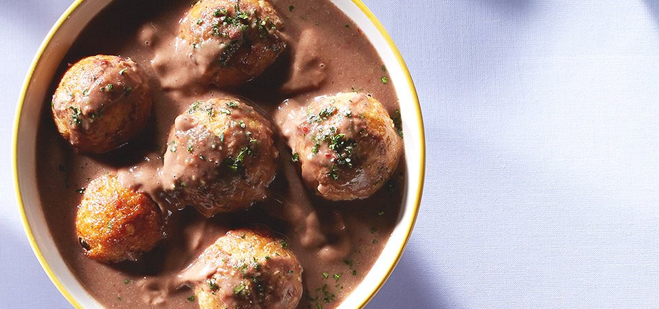 Albóndigas de pollo con salsa de frijol y chipotle