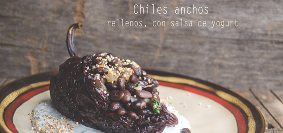 Chiles anchos rellenos con salsa de yogurt y linaza