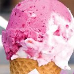 Cono de sorbete de frutos rojos y helado de yogurt con frambuesa