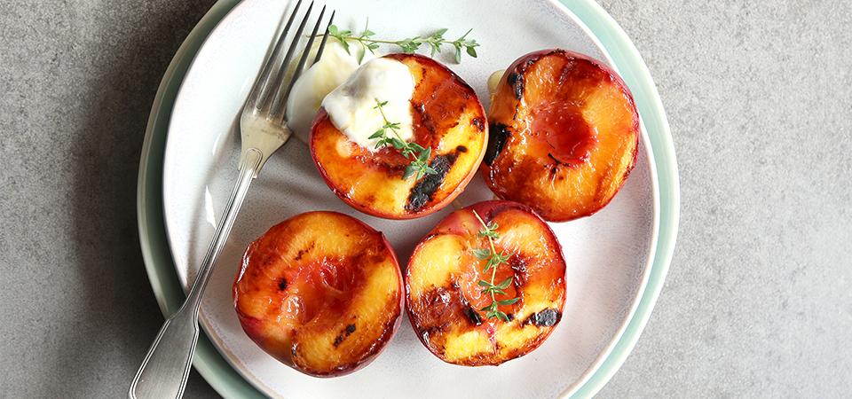 duraznos horneados con salsa de frambuesa