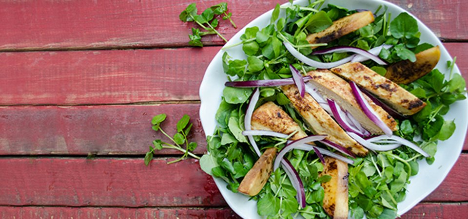 Ensalada de berros y durazno con pollo estilo césar