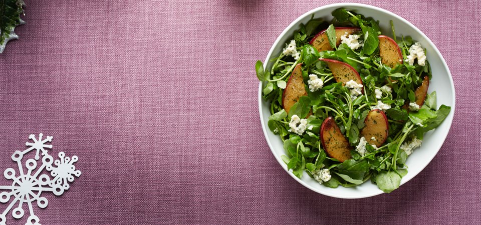 Ensalada de berros y peras caramelizadas con queso azul