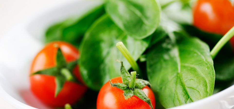 ensalada-de-espinacas-con-cebolla-y-tomate