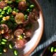 Ensalada de edamames, garbanzos y uvas con vinagreta de ajonjolí