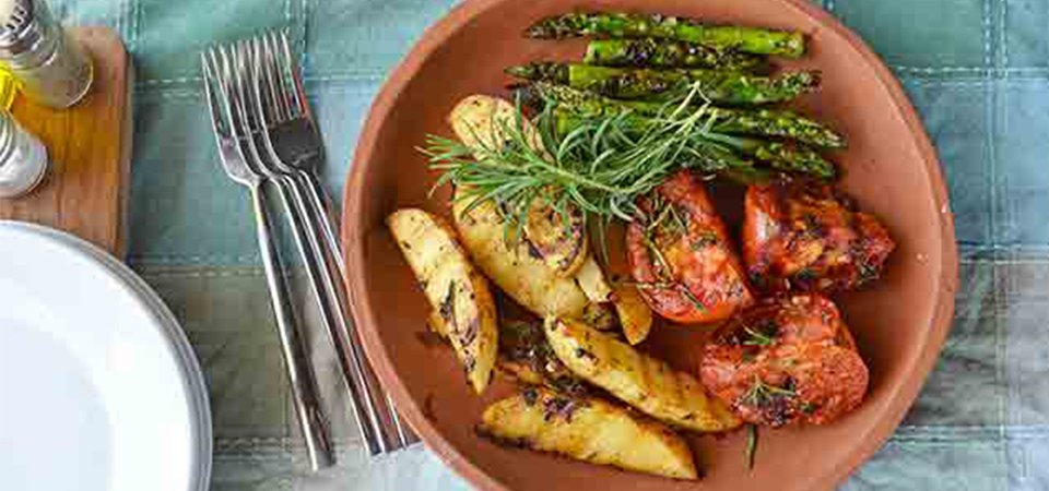 Ensalada de Papa, Espárragos y Tomates a la Parrilla