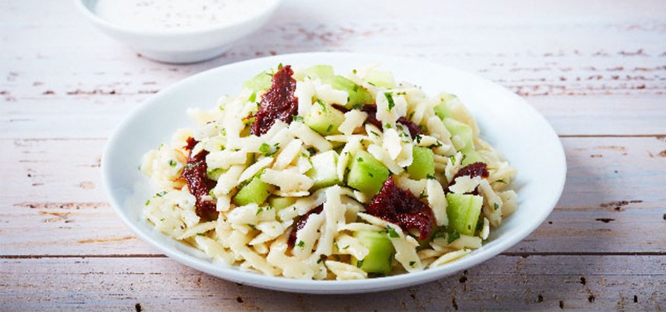 Ensalada de Pasta con Tomate Deshidratado, Pepino y Perejil con Vnagreta de Yogurt