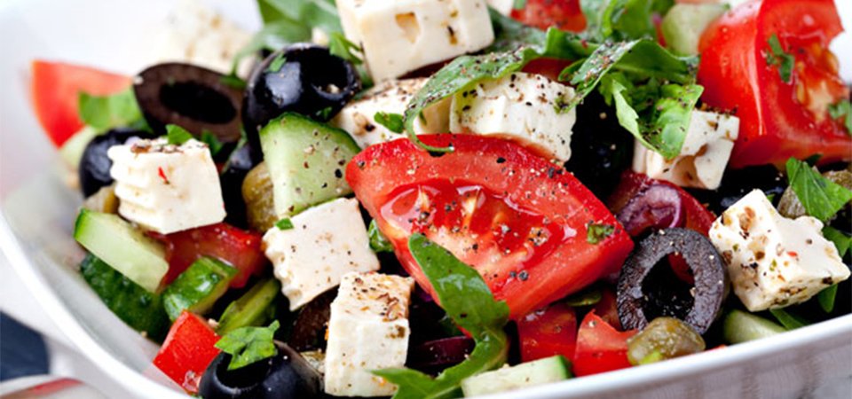 Ensalada de pepino con coco, queso feta y aceitunas