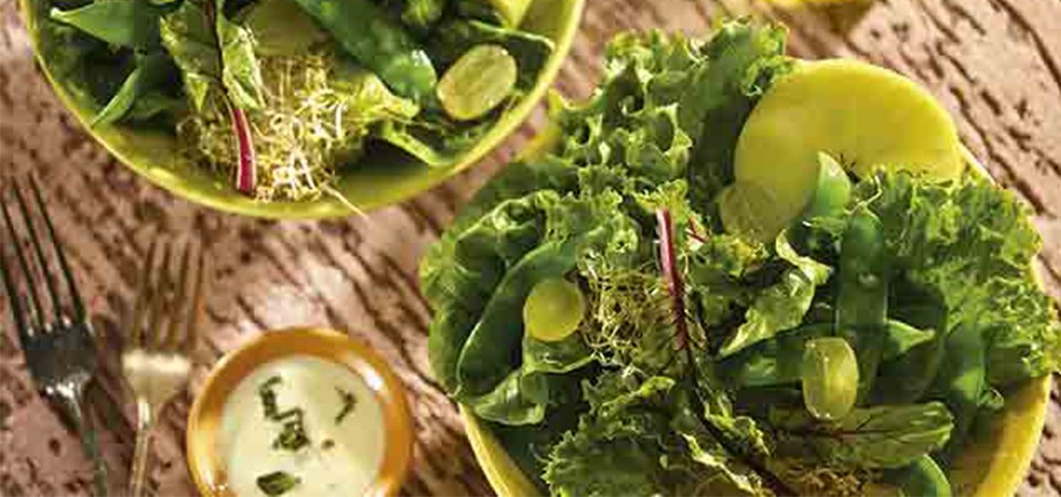 Ensalada verde con hojas de betabel, chícharos y manzana