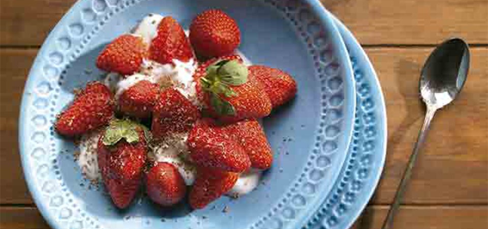 Fresas Con Salsa De Vainilla, Yogurt Y Chocolate