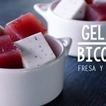 Gelatina bicolor de fresa y leche de coco con cardamomo