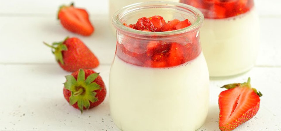 Gelatina de Yogurt con Salsa de Fresa