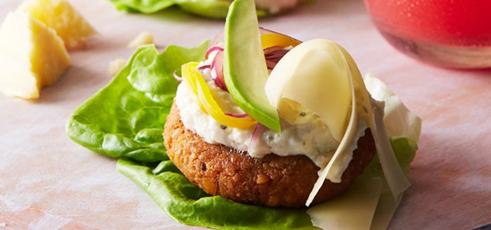 Hamburguesas de garbanzo con salsa de yogurt y ajos rostizados