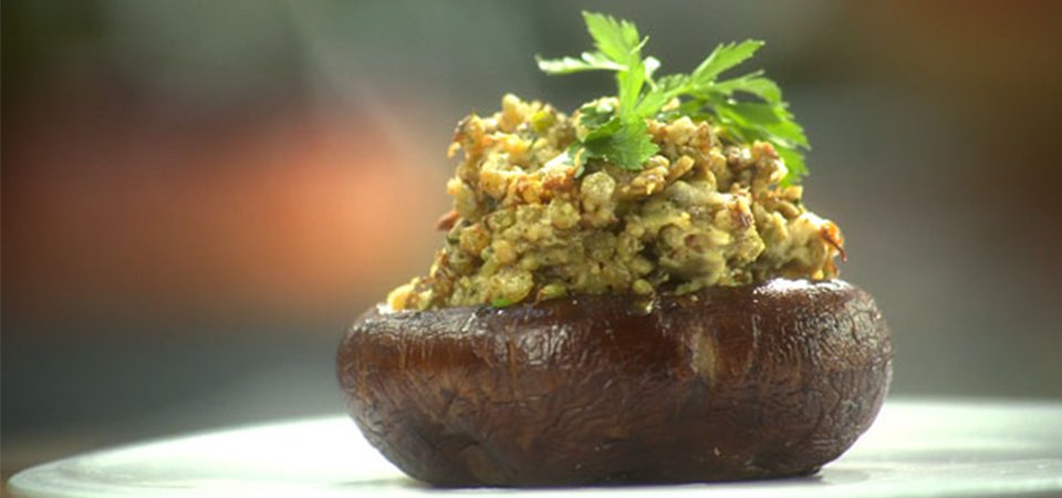 Hongos Portobello Rellenos de Obela y Germinado de Lentejas