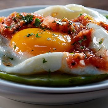 huevos estrellados sobre nopal y salsa roja recetas chef oropeza