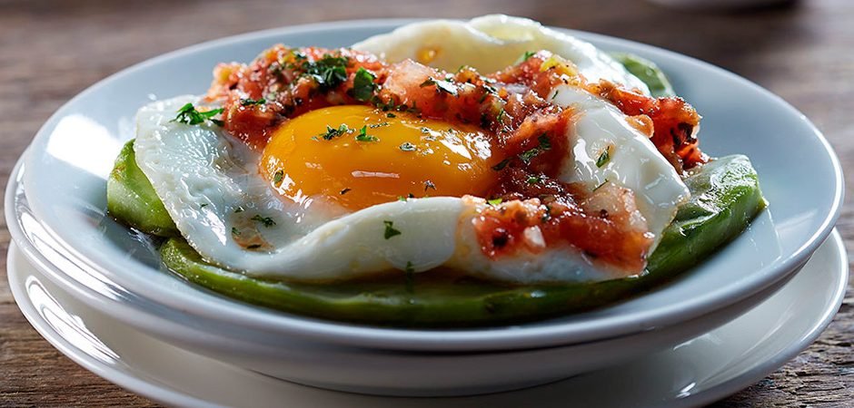 Huevos Estrellados sobre Nopal con Salsa Roja | Chef Oropeza