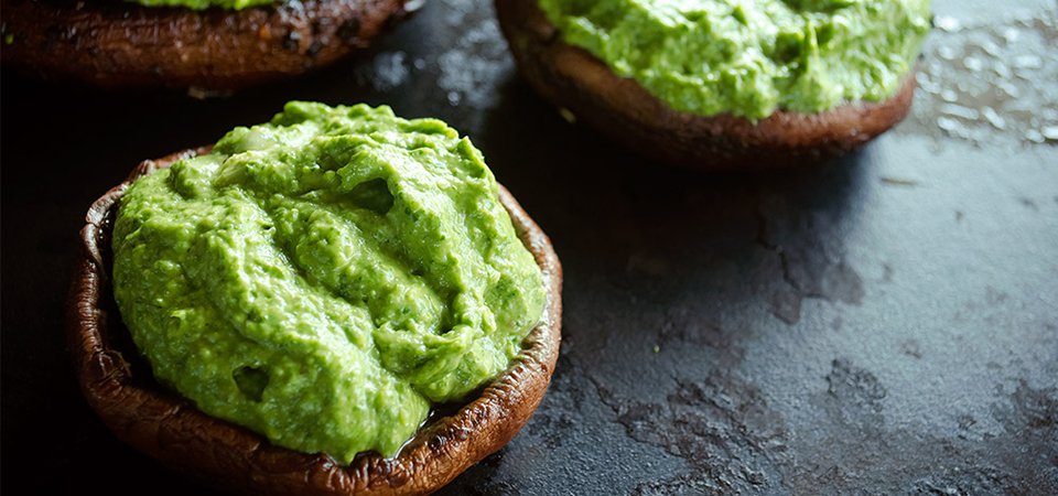 Portobellos rellenos con puré de aguacate