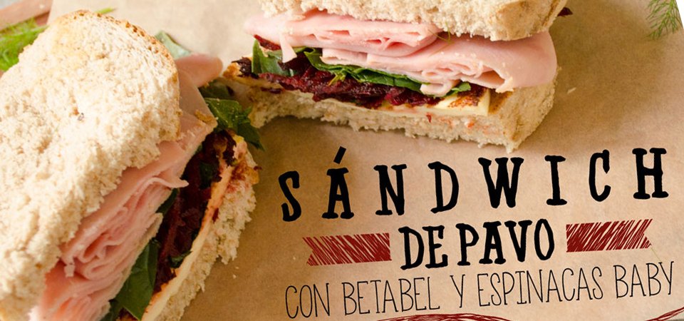 Sándwich de pavo con betabel y espinacas baby