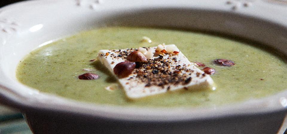 Sopa de brócoli y poro con tofu y almendras