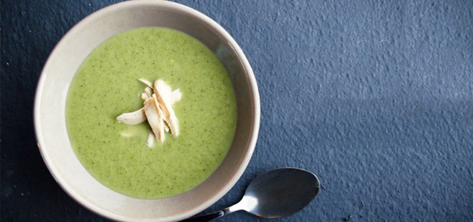 Sopa de brócoli y curry verde