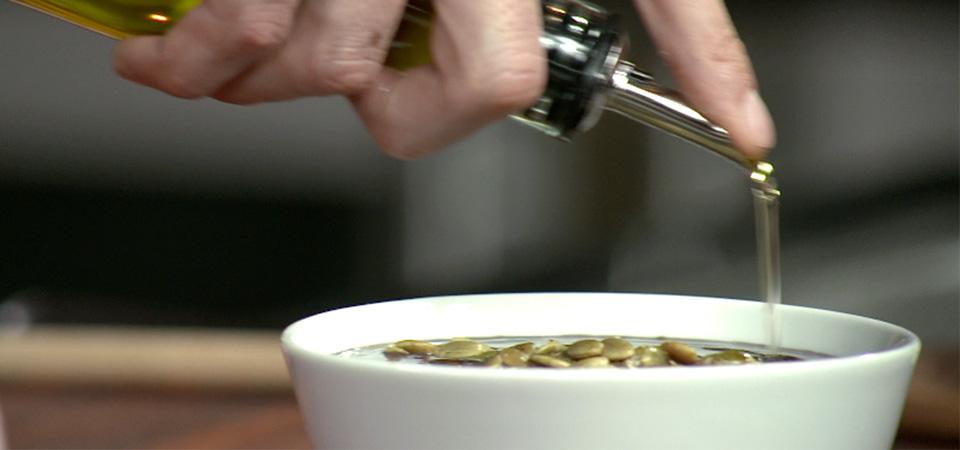 Sopa de Frijol con Chile de Árbol