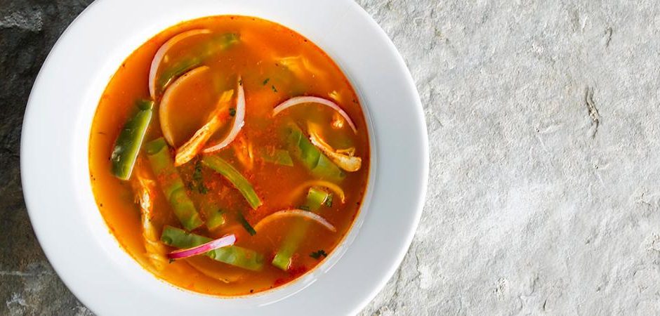 Sopa de nopales con pollo - Chef Oropeza