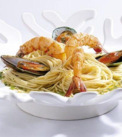 Spaghetti con fruitti di mare al vino blanco