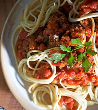 Spaghetti con mini albóndigas y salsa de tomate con chile de árbol