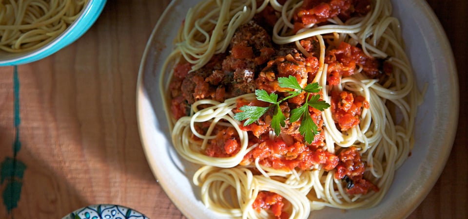 Spaghetti con mini albóndigas y salsa de tomate con chile de árbol